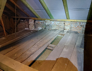 Zateplení stropu rodinného domu pomocí foukané izolace